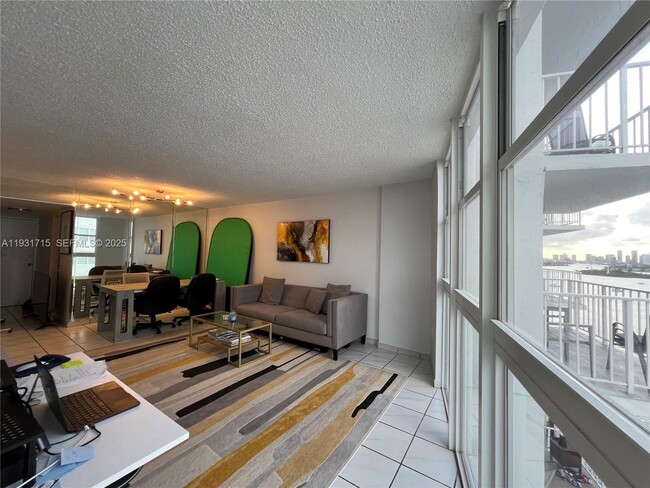 Building Photo - 1228 West Ave