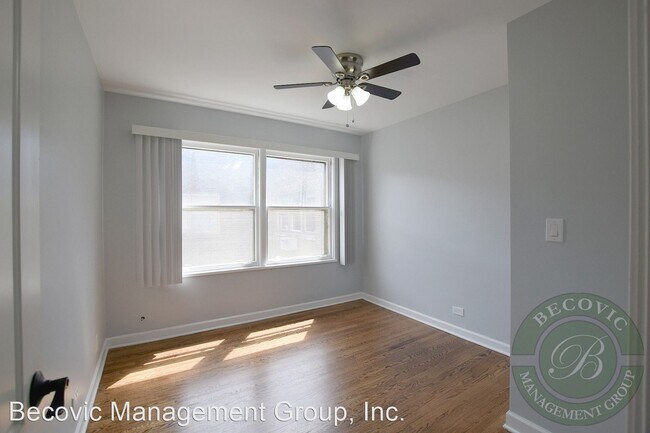 Building Photo - 7630-7638 N Eastlake Terrace