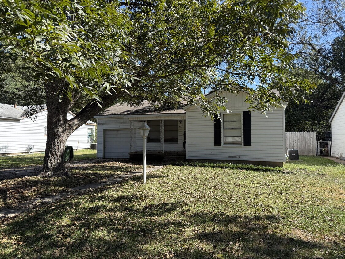 Building Photo - 3920 Maple Ave