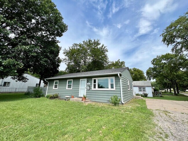 Building Photo - Charming 3 Bed 1 Bath Single Family Home