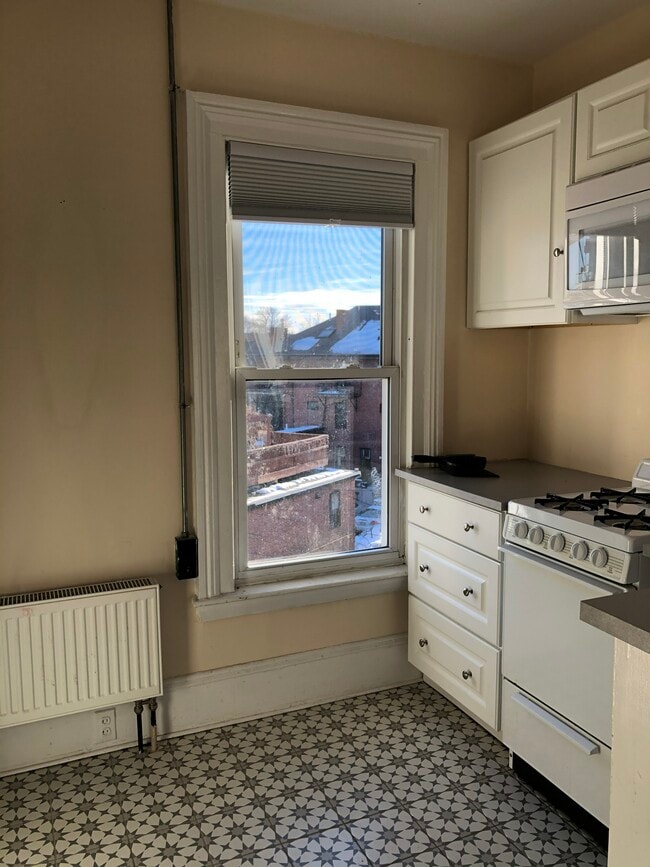 Building Photo - 612 Congress St