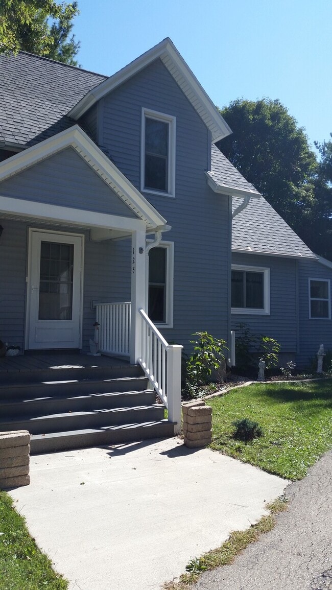 Building Photo - NEWLY RENOVATED 3 bdrm/2 bath - Sharon