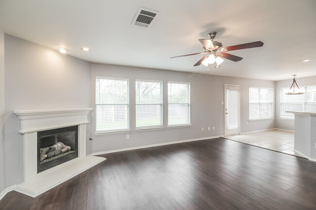 Foto del edificio - 1325 Forest Creek