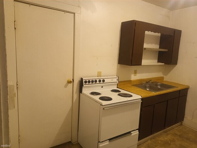 Building Photo - 2 br, 1 bath House - 615 North Main Street...