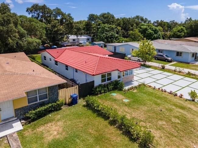 Building Photo - 1521 NE 148th St