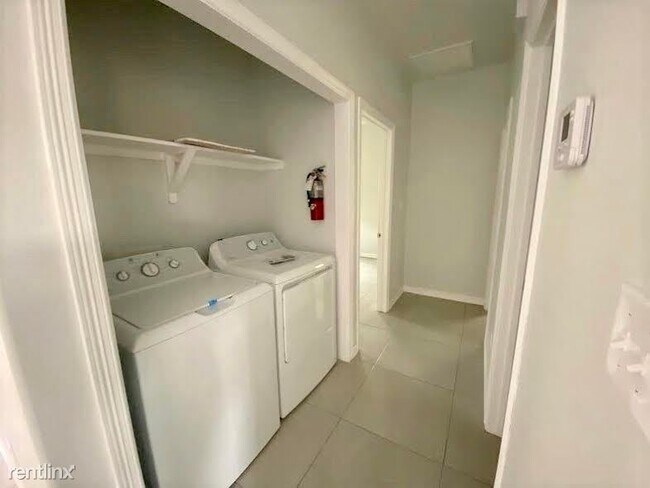 Building Photo - 2 br, 2 bath Apartment - 1920 Bahamas Dr