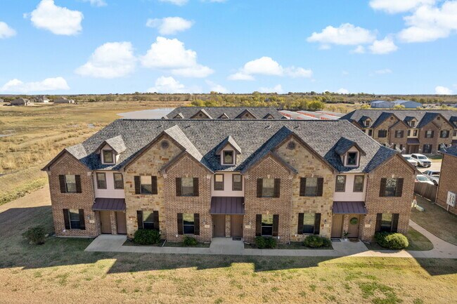 Foto del edificio - "Charming 2-Bedroom Condo Retreat with Modern Comforts in Sanger, TX"