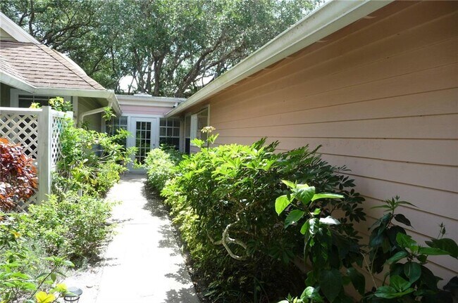 Building Photo - 1542 Sabal Ct