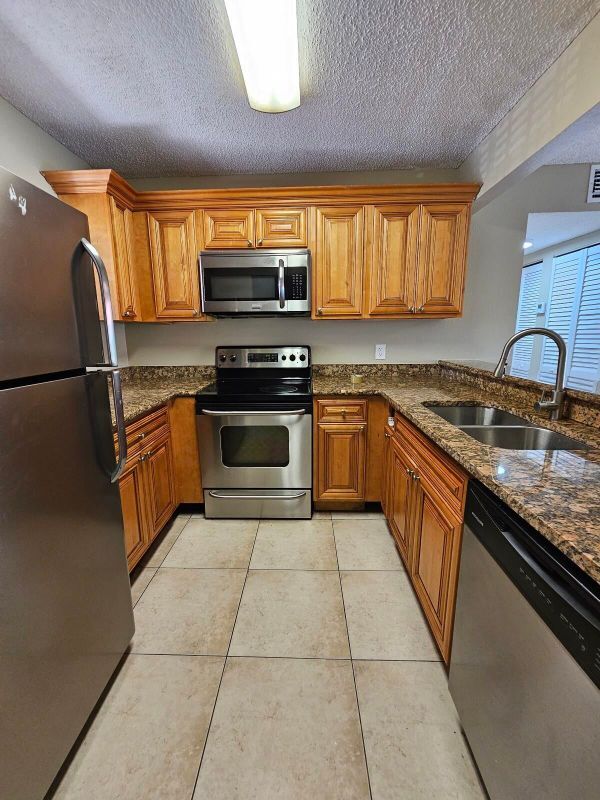 Primary Photo - 1447 Lake Crystal Dr