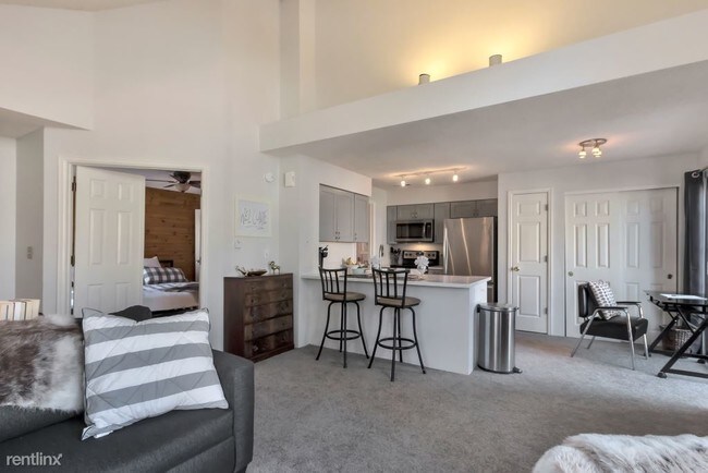 Foto del edificio - 4815 White Rock Cir