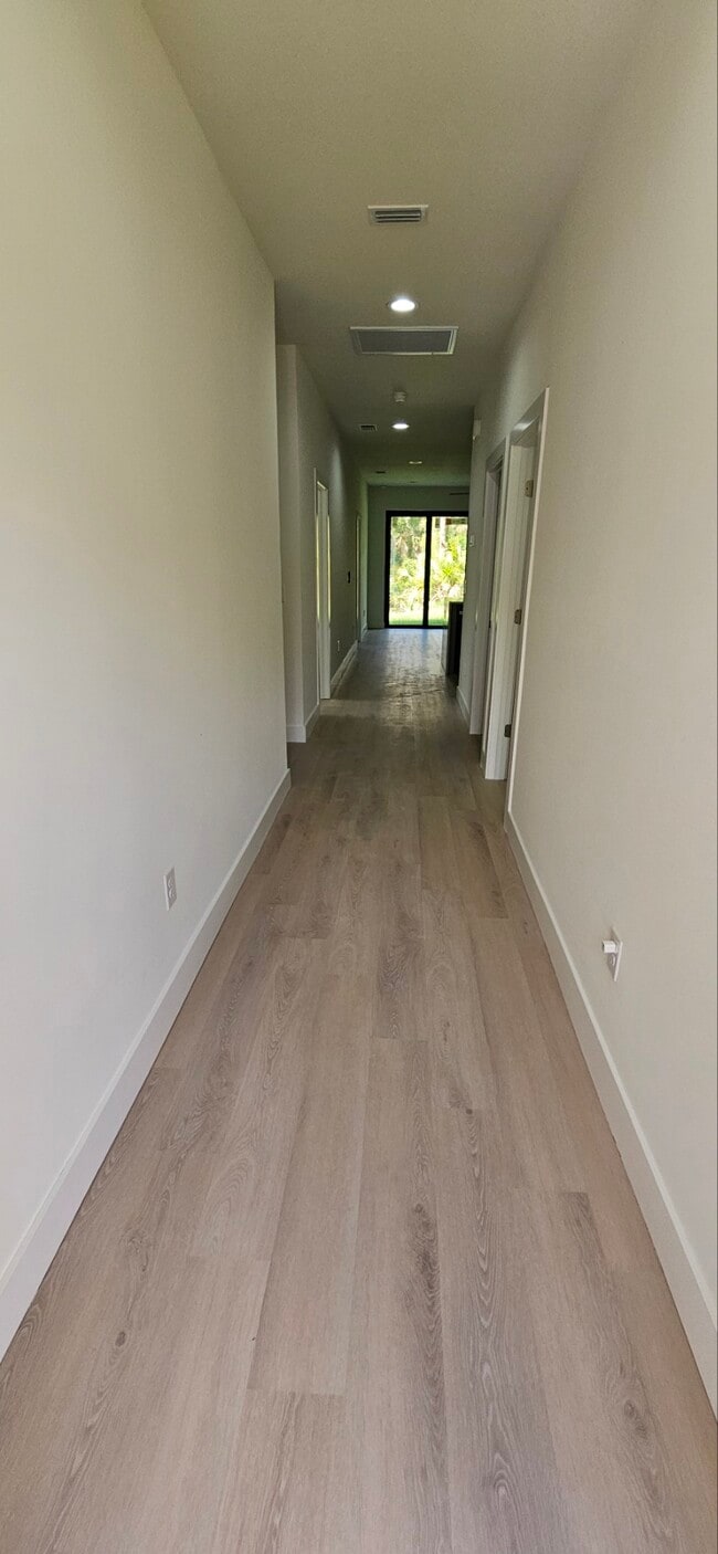 Building Photo - 201 Lomond Dr