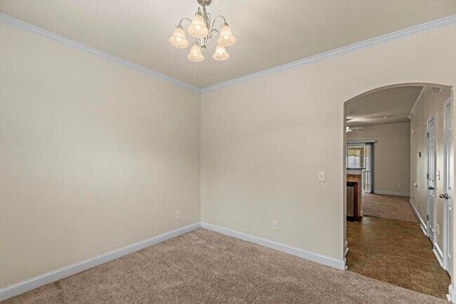 Building Photo - Great Location with City Convenience!