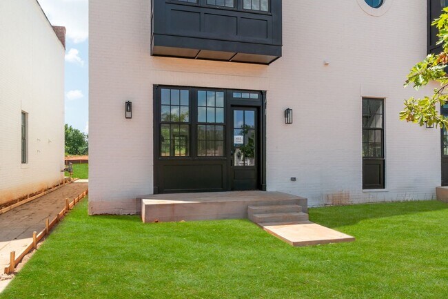 Building Photo - Minimalist Magic: 2-Bed Apartment Over Selah’s Creative District