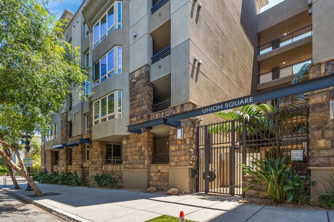 Foto del edificio - "Spacious, Immaculate, Modern Be the first to live in freshly updsted 3BR, 2BA Condo with parking!