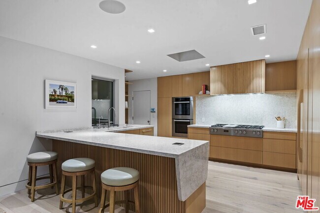 Foto del edificio - 9451 Hidden Valley Pl