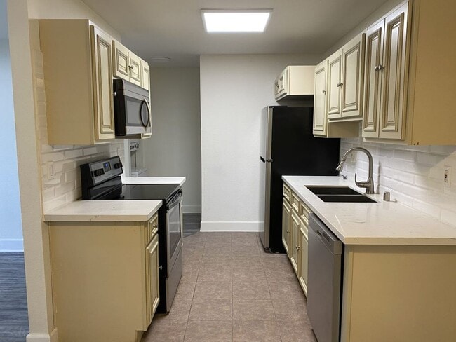 Building Photo - ***JUST REDUCED!!!*** 1BR/1BA Condo in "Vi...