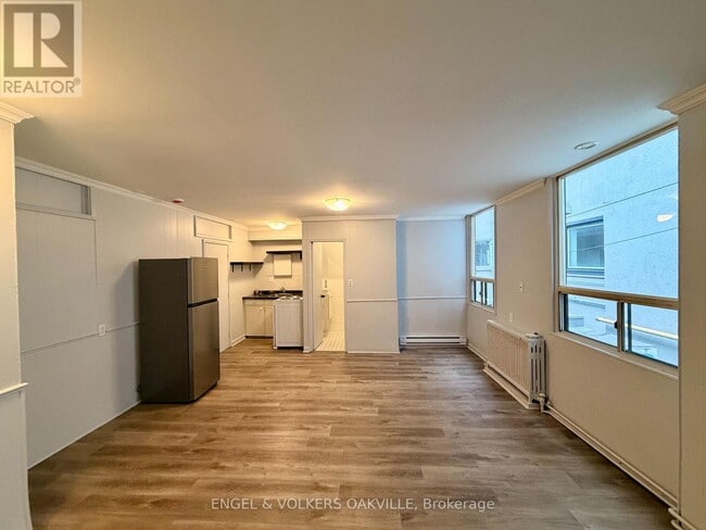 Photo du bâtiment - 155 Lakeshore Rd E