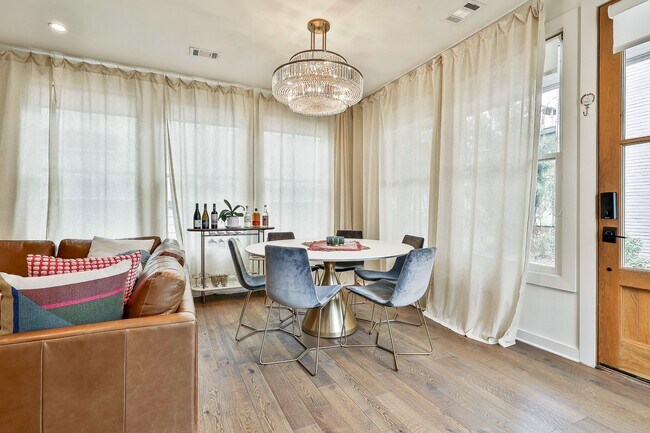 Foto del edificio - 131 Ravenhurst Ln