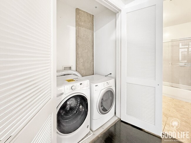 Building Photo - Modern 1BR/2BA Condo with 2 Parking Spaces...