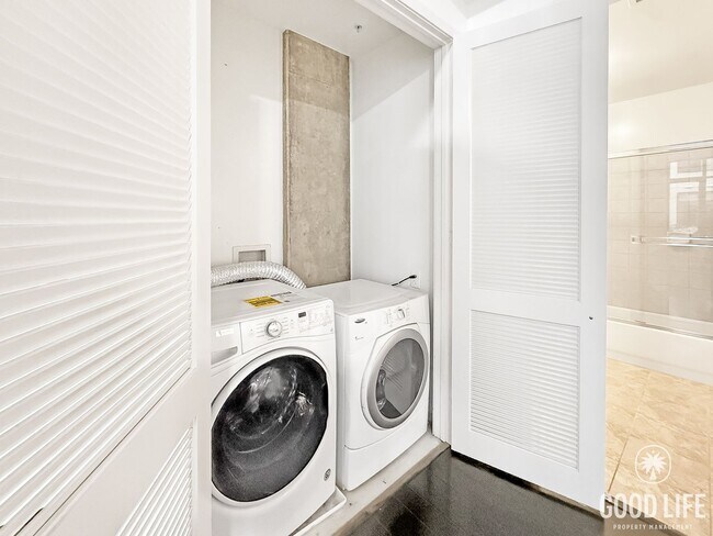 Building Photo - SD: Modern 1BR/2BA Condo with 2 Parking Spaces in Downtown San Diego!