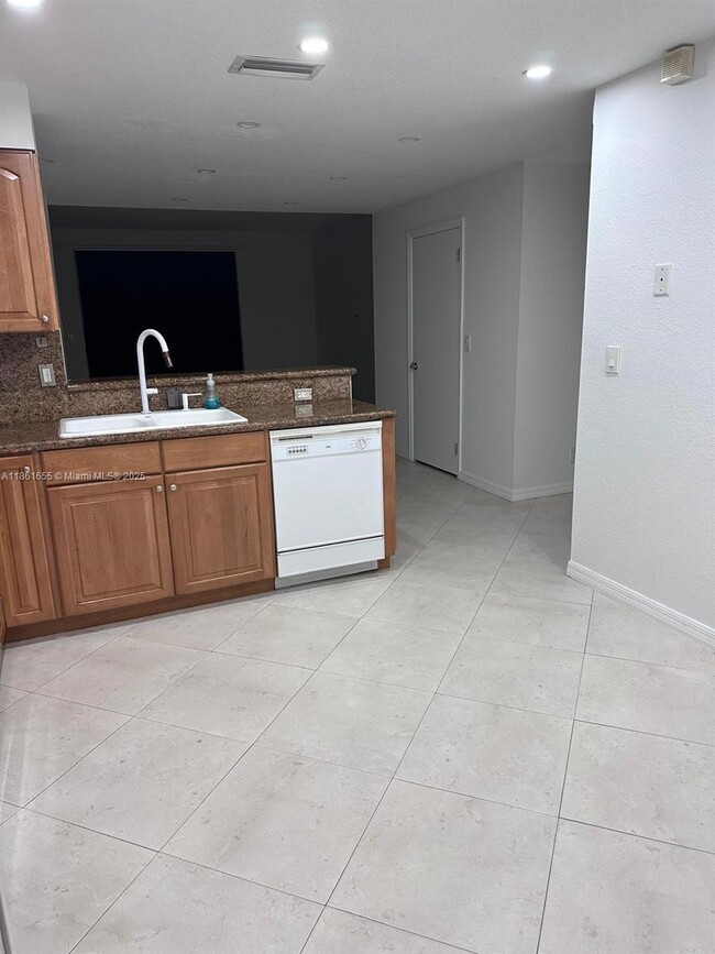 Building Photo - 991 Sevilla Cir