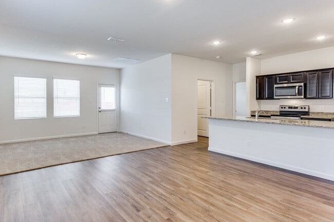 Building Photo - 205 Briar Cv