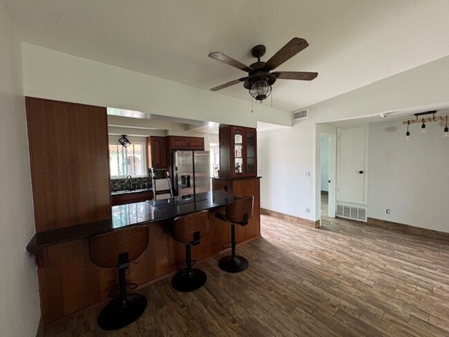 Foto del edificio - Beautifully Renovated 2-Bedroom Home in Tr...