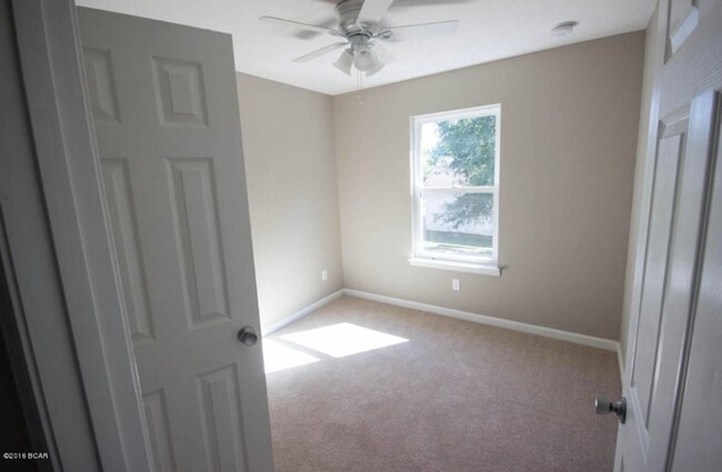 Building Photo - Cute townhome with 3 bd,2.5 bath, with gar...