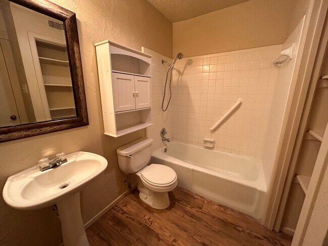 Foto del edificio - Two-Story Townhome Near Marsha Sharp Freew...