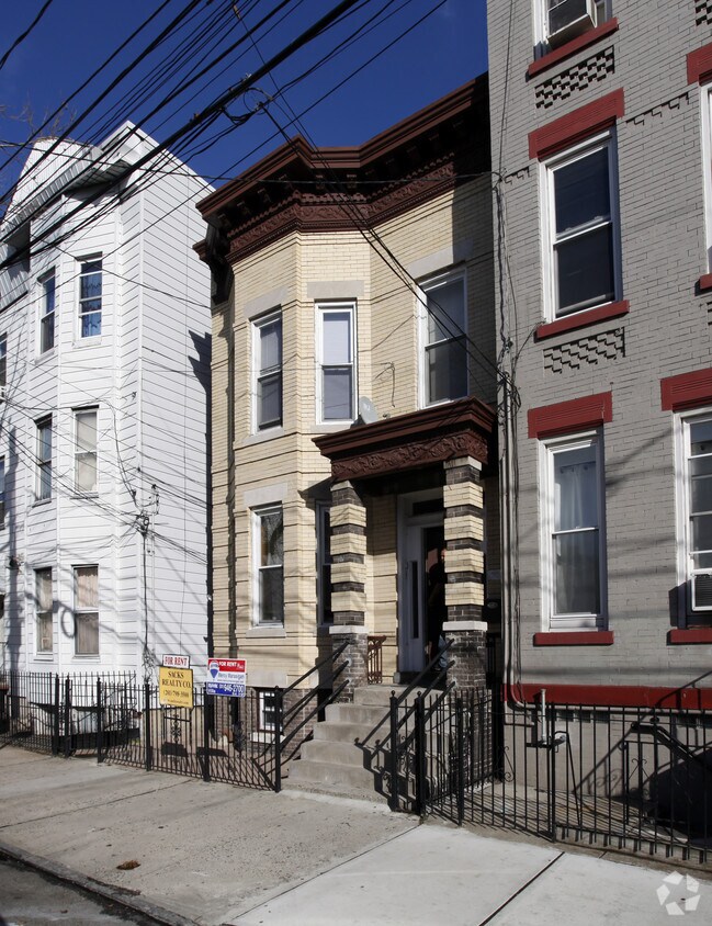 Primary Photo - 44 Beacon Ave
