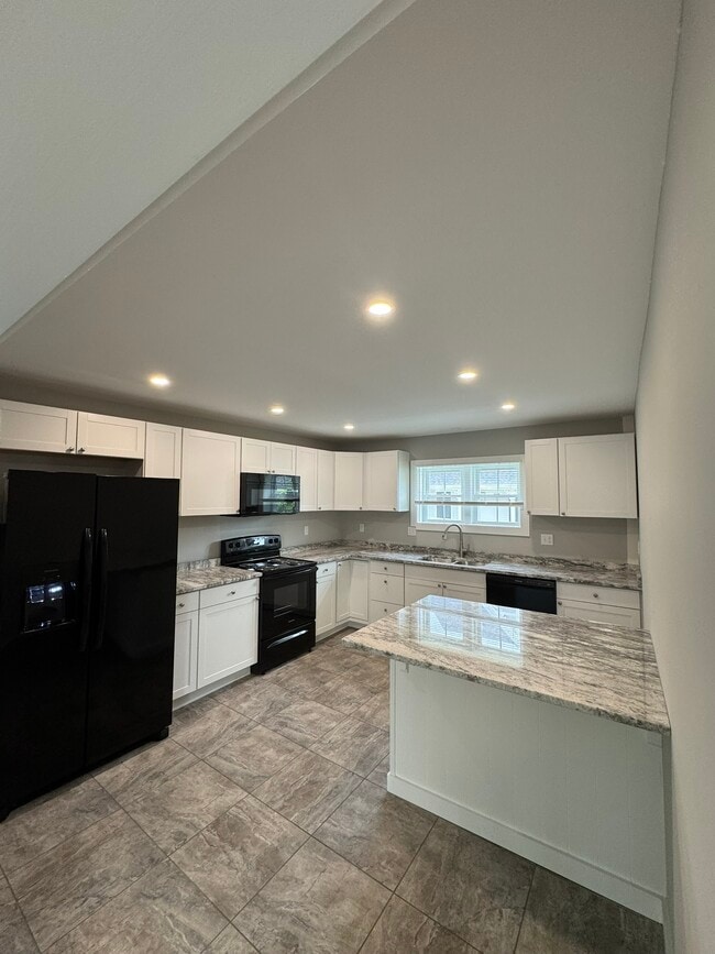 Photo - 118 N Main St (Sunderland, MA) House