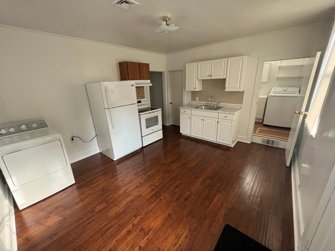 Primary Photo - 157 W Hollis St