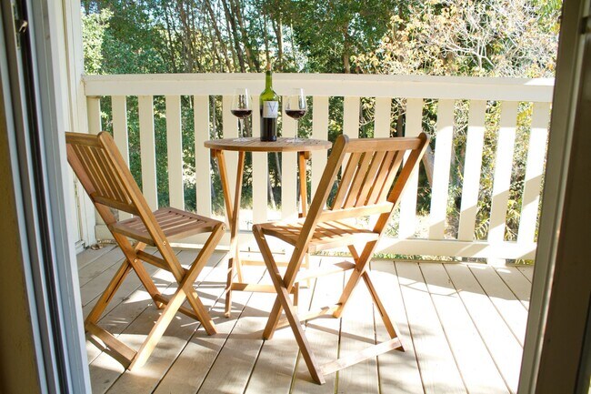 Foto del edificio - Beautiful Downstairs 2 Bedroom 2 Bath looking out to the Sonoma Creek!