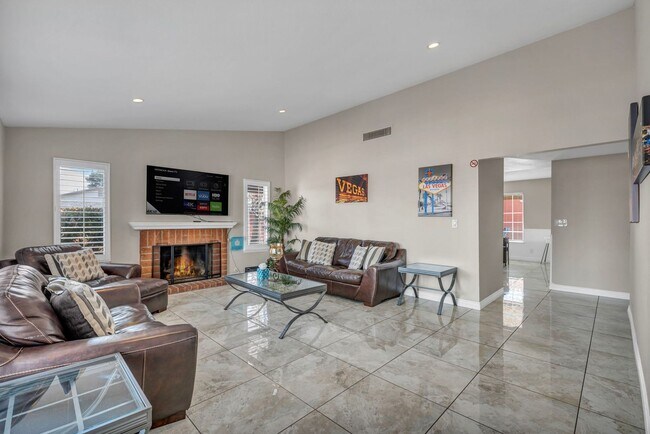 Building Photo - 3 Bed FULLY FURNISHED Pool Home