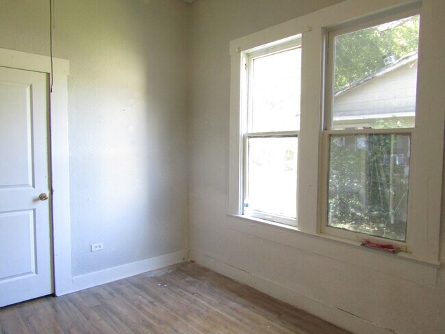 Building Photo - 134 Gladstone St