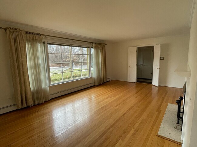 Building Photo - 992 Armour Cir