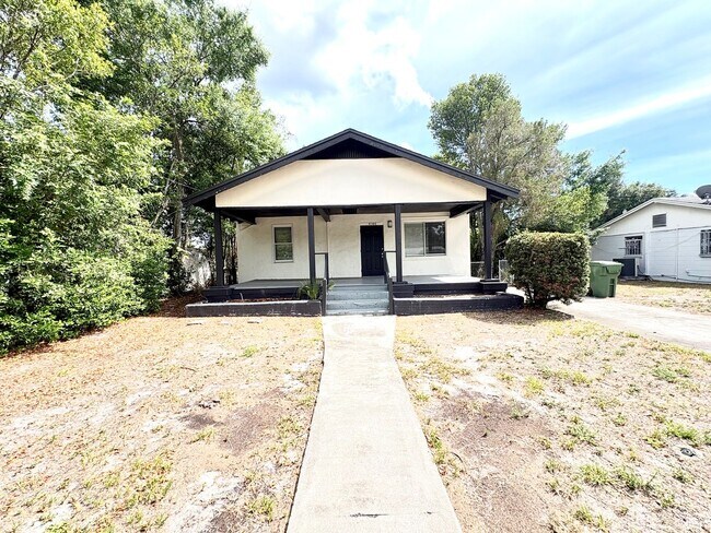 Foto del edificio - 3 BED/2 BATH Historic Home Available NOW!