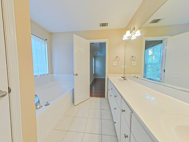 Building Photo - 3 Bed 2.5 Bath Home near Lakeside Highschool