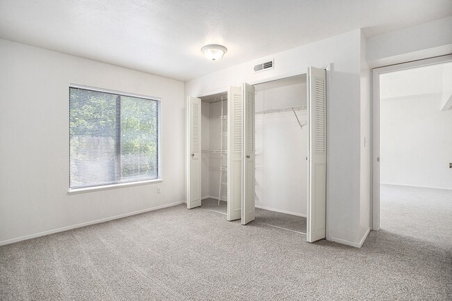 Building Photo - Pine Knoll Apartments
