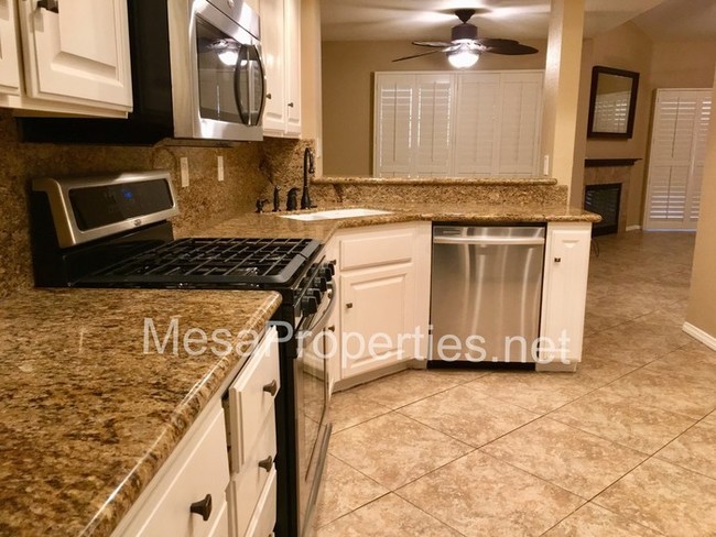 Building Photo - Gorgeous 3 Bed/2.5 Bath Condo in Claremont!