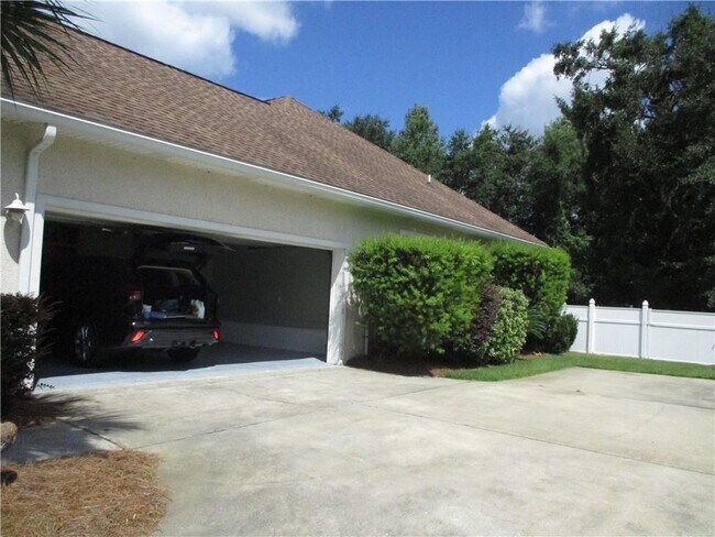 Building Photo - 141 Royal Dr
