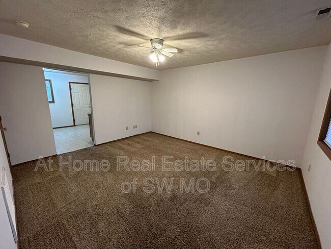 Foto del edificio - 645 N Main St