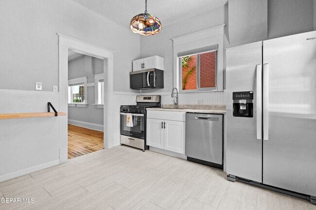 Building Photo - 305 E River Ave