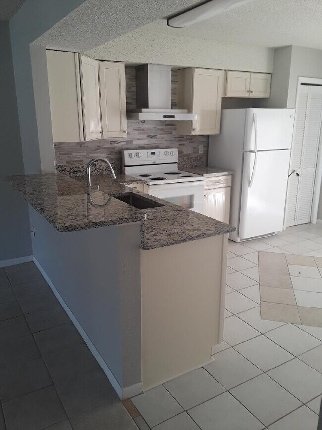 Building Photo - 730 Zella Ln