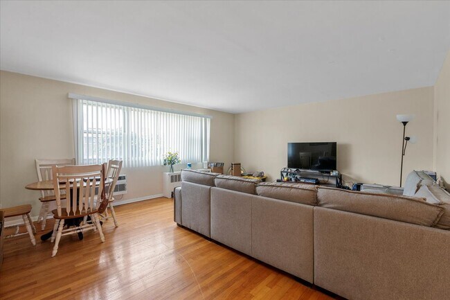 Foto del edificio - 7429 N Ridge Blvd