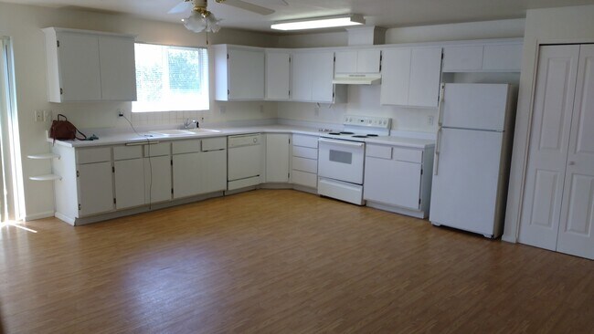 Building Photo - 33 Rose Ave