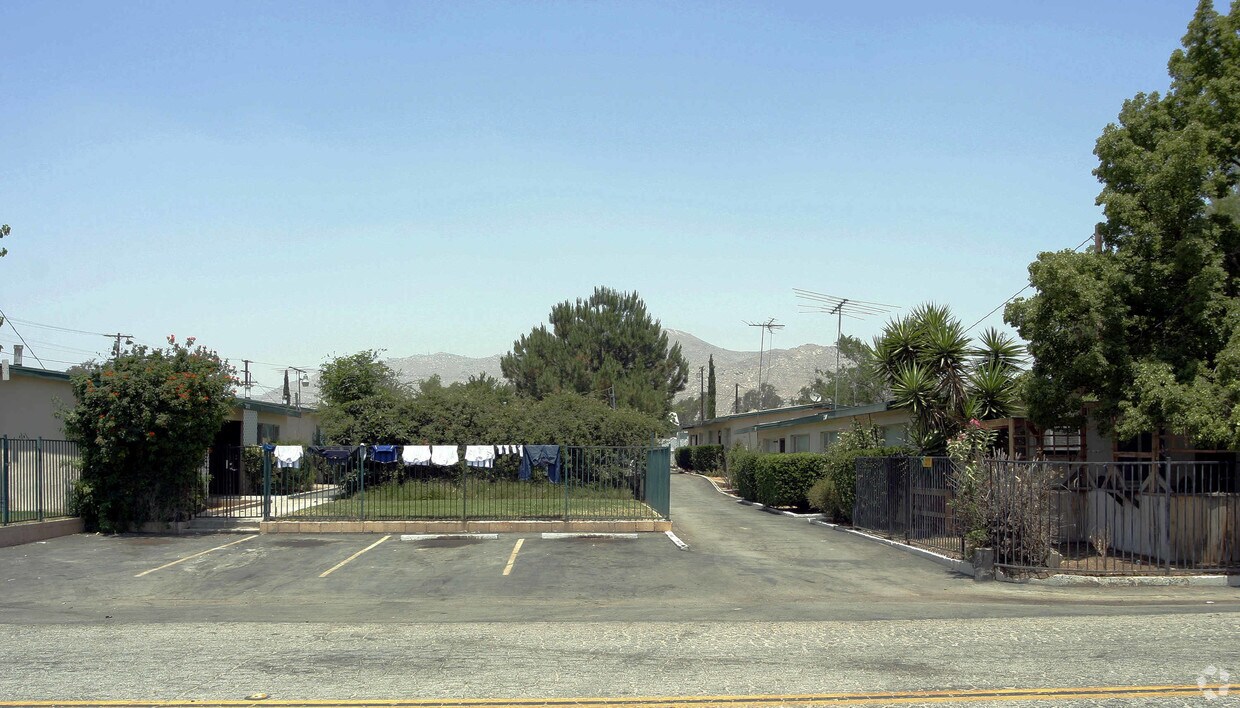 Foto del edificio - 21770-21776 Dracaea Ave