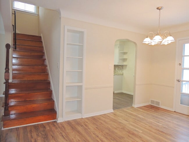 Building Photo - Newly Renovated 4 Bed / 2.5 Bath Bungalow ...