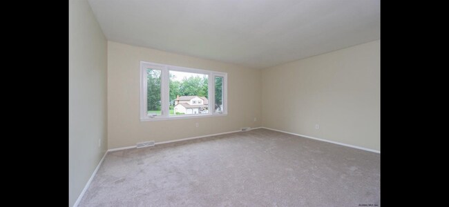Building Photo - 11 Deer Path Dr