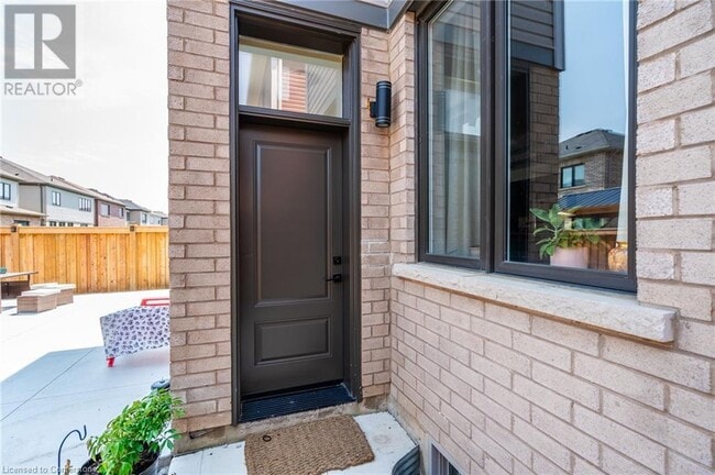 Building Photo - 28 Malcolm Cres